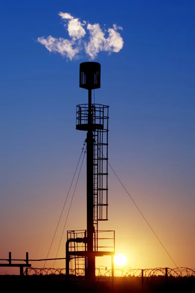 Industria petrolifera. Torce per la combustione di gas durante la combustione del petrolio a — Foto Stock