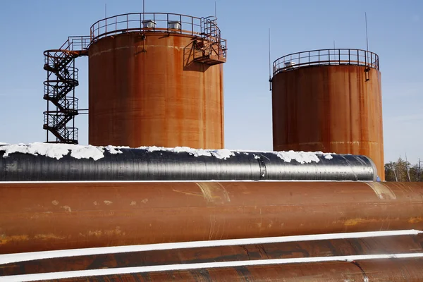 石油産業。冬の風景のタンク貯蔵原油 — ストック写真