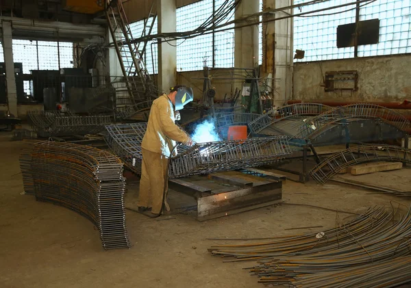 Soudeur en usine. Un travailleur soude la vanne — Photo