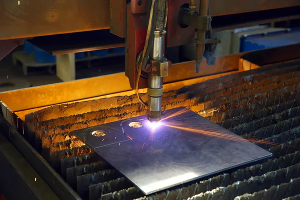 Industriële cnc plasma snijden van metalen plaat. Closeup — Stockfoto