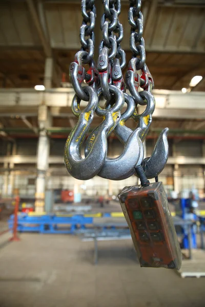 Les crochets en acier suspendus sur le fond des locaux industriels — Photo