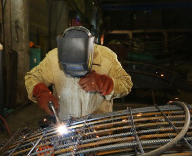 Kaynakçı fabrikasında. Bir alt kapak kaynak