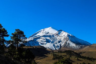 El Pico de Orizaba, la montaa ms alta de Mxico se cubre por un manto blanco de nieve de vez en cuando, esta hermosa montaa es una the natural protgida. 