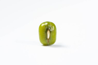 Beyaz arka planda yeşil fasulye veya mung fasulyesi