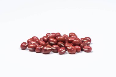 Azuki fasulyesi, beyaz arkaplanda kırmızı fasulye