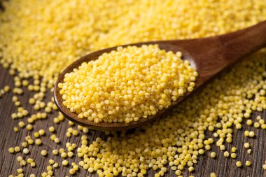 Çiğ Organik Sağlıklı Millet Kaşıkla