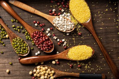 Tahta kaşıkla tahıl, mercimek, bezelye ve fasulye.