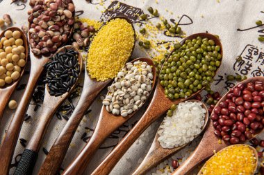 Tahıl, mercimek, bezelye ve fasulye arkaplanlı tahta kaşık.