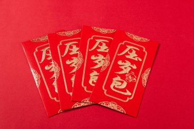 Çocuklara yeni yıl hediyesi olarak kırmızı paket parası verildi.