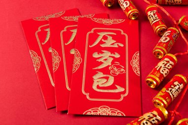 Çocuklara yeni yıl hediyesi olarak kırmızı paket parası verildi.