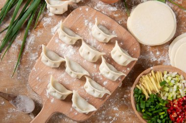 Hamur tatlısı geçmişi. Mutfakta hamur köftesi pişiriyorum..