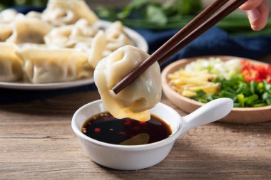 Taze kaynamış hamur köftelerini kapat. Ahşap arka planda geleneksel yiyecekler.