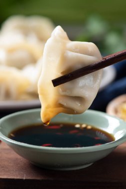 Taze kaynamış hamur köftelerini kapat. Ahşap arka planda geleneksel yiyecekler.