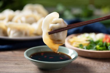 Taze kaynamış hamur köftelerini kapat. Ahşap arka planda geleneksel yiyecekler.