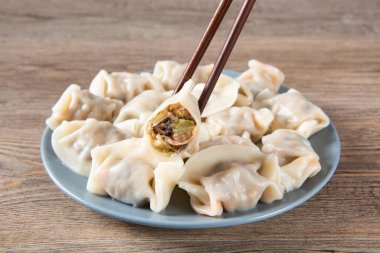 Taze kaynamış hamur köftelerini kapat. Ahşap arka planda geleneksel yiyecekler.