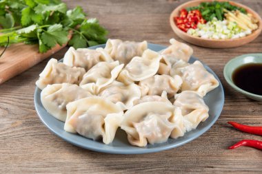 Taze kaynamış hamur köftelerini kapat. Ahşap arka planda geleneksel yiyecekler.