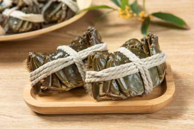 Çiğ Çin eldiveni yengeci ya da ahşap arka planda kıllı yengeç.