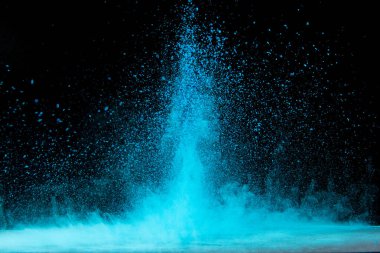 Siyah arkaplanda mavi barut patlaması