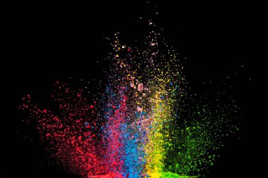 Siyah arka planda izole edilmiş renkli toz patlaması. Soyut renkli arkaplan