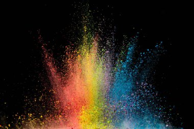 Siyah arka planda izole edilmiş renkli toz patlaması. Soyut renkli arkaplan