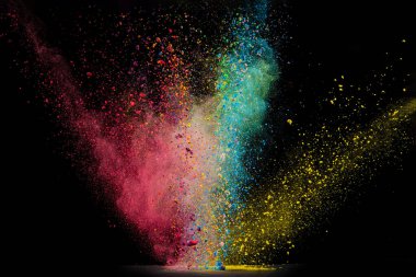 Siyah arka planda izole edilmiş renkli toz patlaması. Soyut renkli arkaplan