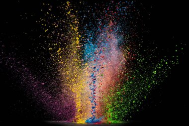 Siyah arka planda izole edilmiş renkli toz patlaması. Soyut renkli arkaplan