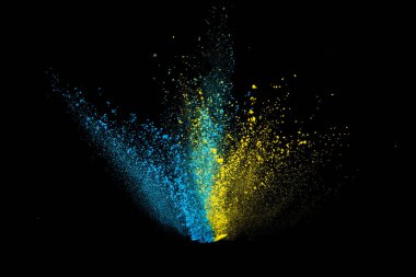 Siyah arka planda izole edilmiş renkli toz patlaması. Soyut renkli arkaplan