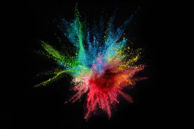Siyah arka planda izole edilmiş renkli toz patlaması. Soyut renkli arkaplan