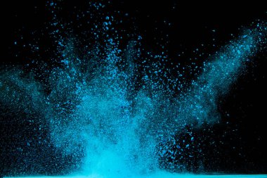 Siyah arkaplanda mavi barut patlaması