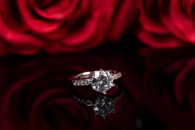 Kırmızı güllü nikah yüzüğü