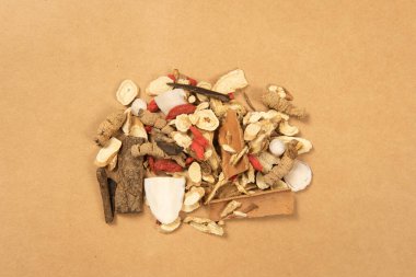 Kahverengi kağıtta Çin bitkisel ilaç seçimi