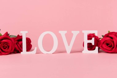 Aşk mektupları ve pembe arka planda gül, Sevgililer Günü