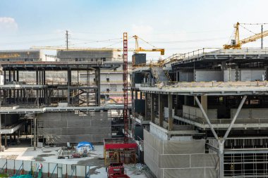 İnşaat alanı geçmişi. Turna ve bina yapım aşamasında