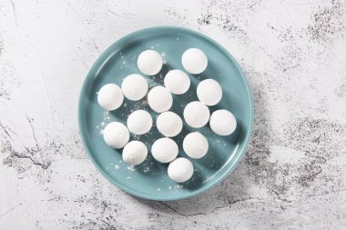 Japon pudingi ya da tabakta tangyuan. Çin Fener Festivali yemekleri..