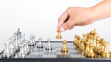 Başarılı iş rekabeti lideri konsepti planlama stratejisi, satranç tahtası oyunu eli