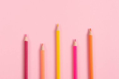 Pembe arkaplanda renkli kalemin makro görüntüsünü kapat