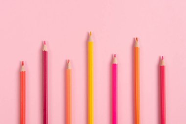 Pembe arkaplanda renkli kalemin makro görüntüsünü kapat