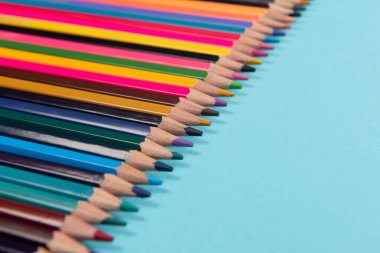 Renkli kalem parçalarının makro görüntüsünü kapat