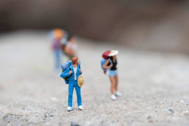 Minyatür insanlar: Sırt çantalı gezgin takım olarak seyahat ediyor, seyahat macerası konseptini kullanıyor.