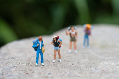 Minyatür insanlar: Sırt çantalı gezgin takım olarak seyahat ediyor, seyahat macerası konseptini kullanıyor.