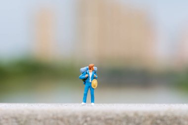 Minyatür insanlar: Seyahat eden sırt çantalı gezginler, seyahat macera konsepti olarak kullanılıyor.