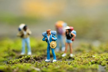 Minyatür insanlar: Sırt çantalı gezgin takım olarak seyahat ediyor, seyahat macerası konseptini kullanıyor.