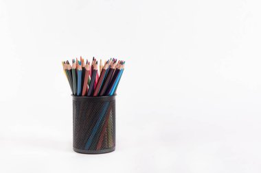 Metal kalem kutusuna renkli kalemler. Beyazda izole edilmiş.