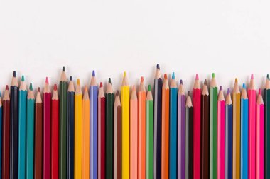 Beyaz arkaplanda izole edilmiş renkli kalemler dizisi