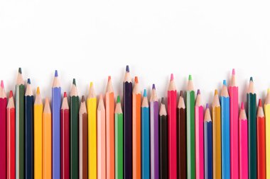 Beyaz arkaplanda izole edilmiş renkli kalemler dizisi