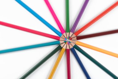 Beyaz arkaplanda renkli kalemlerden yapılmış çember