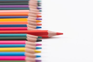 Beyaz arkaplanda diğer kalem grubundan bir kalem öne çıkıyor