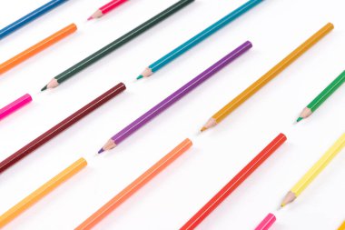 Beyaz arkaplanda renk kalemleri dizisi