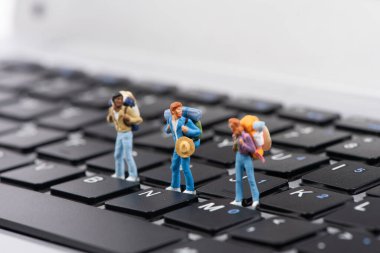 Mini sırt çantası bilgisayar klavyesinin üstünde seyahat eder..