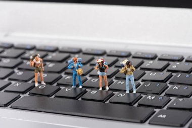 Mini sırt çantası klavyenin üstünde seyahat ediyor..